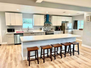 3300 sq Spacious Kitchen & Living Spaces ( 5 TVs )